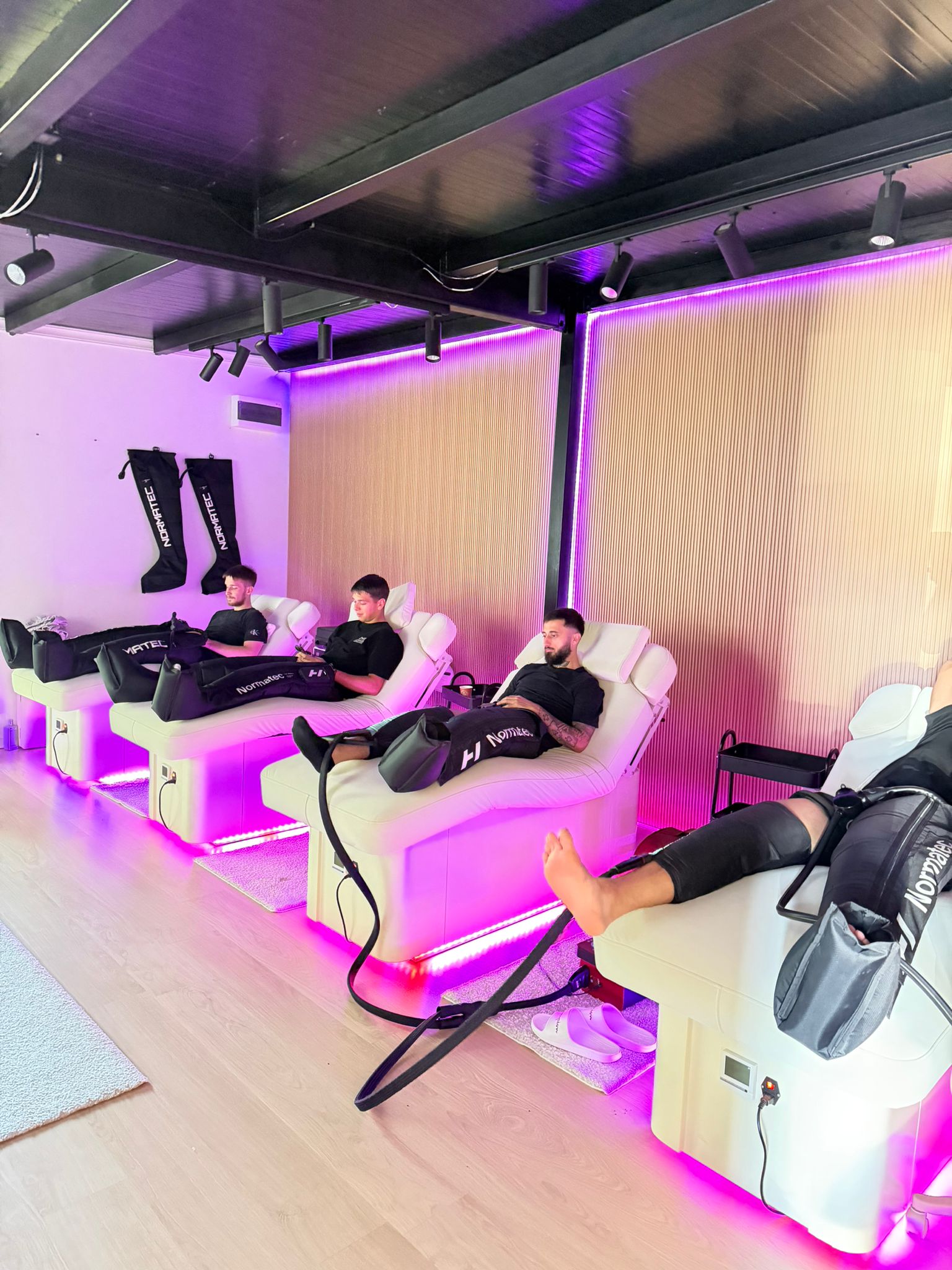 Sportista tokom Normatec tretmana